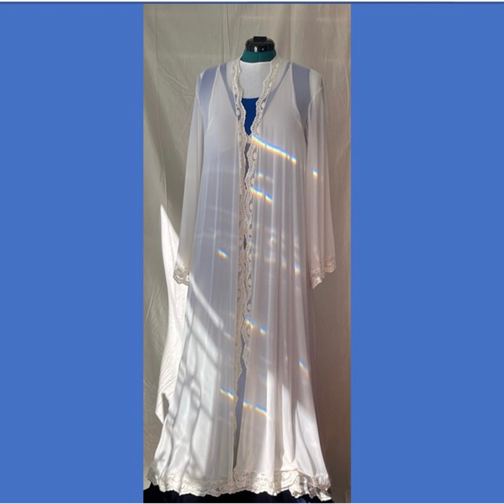 Bridal Penoir. Ivory nightgown & romantic robe. Made by sarafinadreams on Etsy.